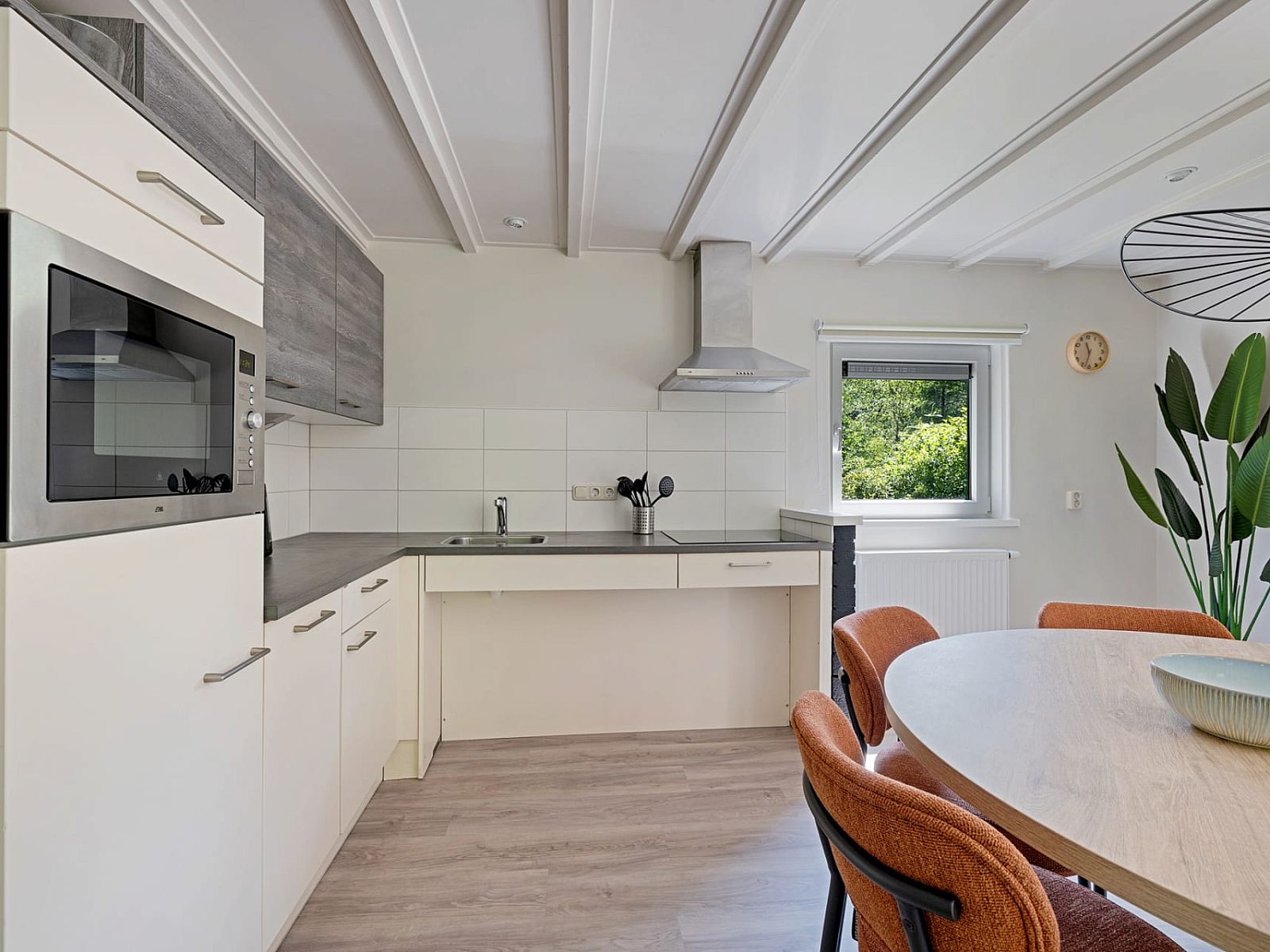 Moderne keuken in Aangepaste bungalow de Dobbe, vakantiehuis in Appelscha, Friese bossen, met uitzicht op groene natuur.