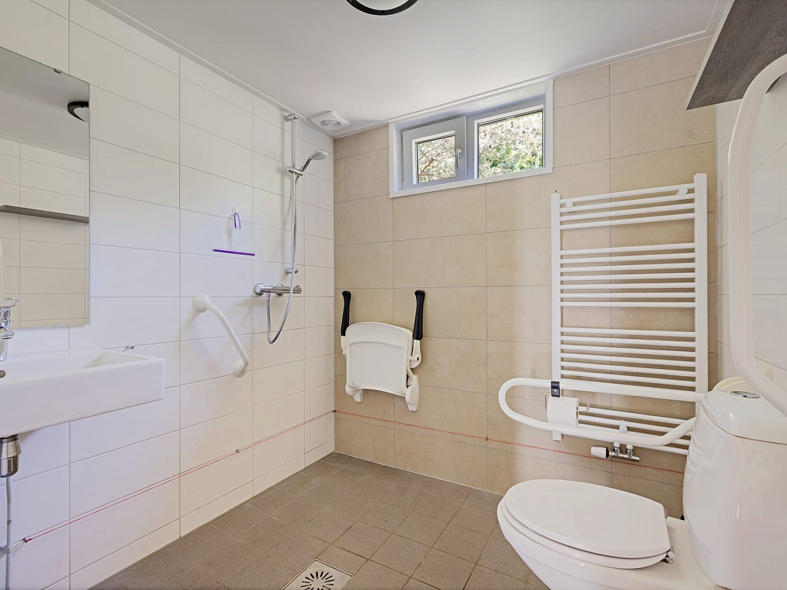 Moderne badkamer in Aangepaste bungalow de Dobbe, Appelscha, gelegen in de Friese bossen, compleet met douche en voorzieningen.