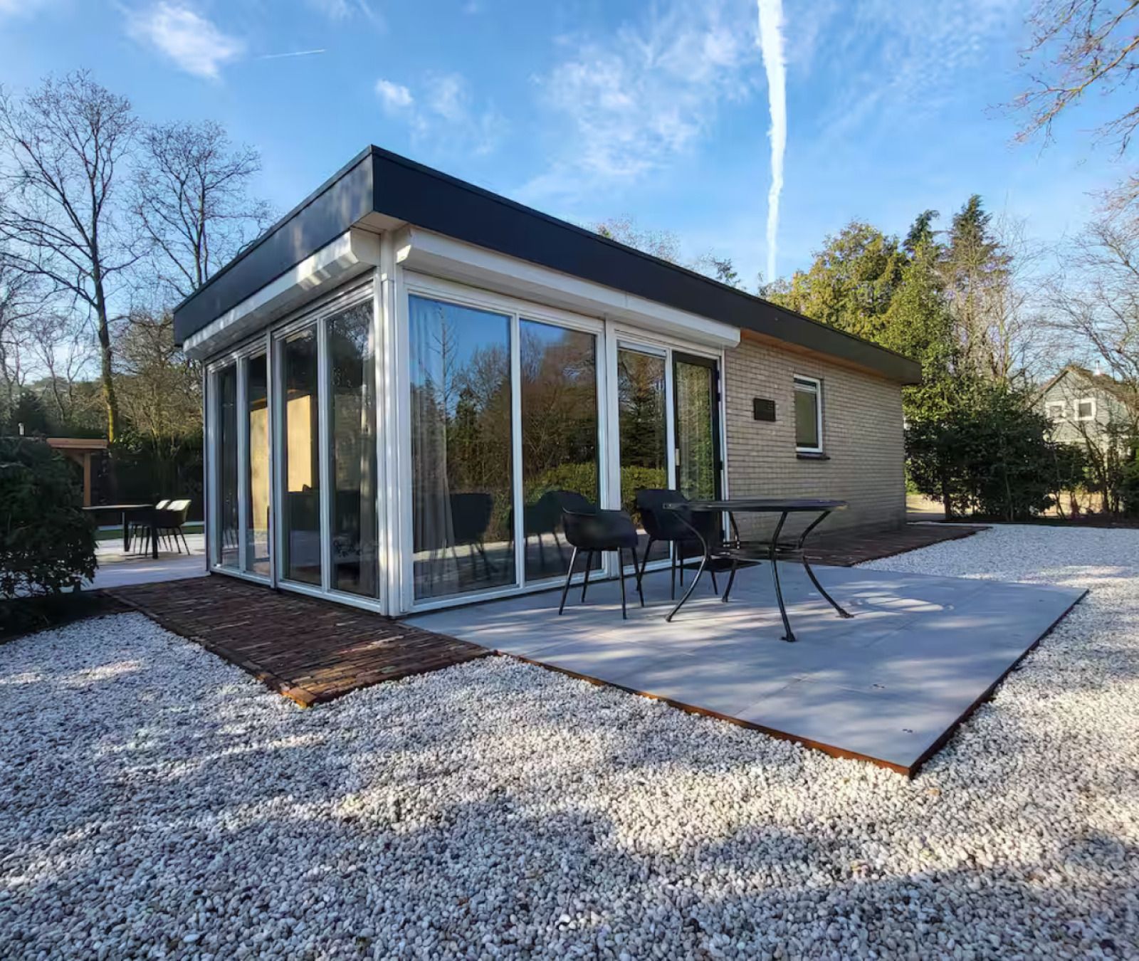Vakantiehuis FR564 in Appelscha, Friese bossen, met moderne veranda en serene natuur in Friesland.