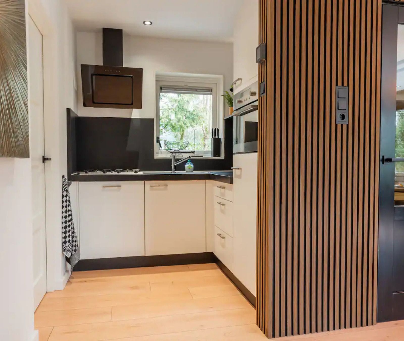 Moderne keuken in vakantiehuis FR564, Appelscha, Friese bossen, met uitzicht op de natuur, ideaal voor een ontspannen verblijf in Friesland.