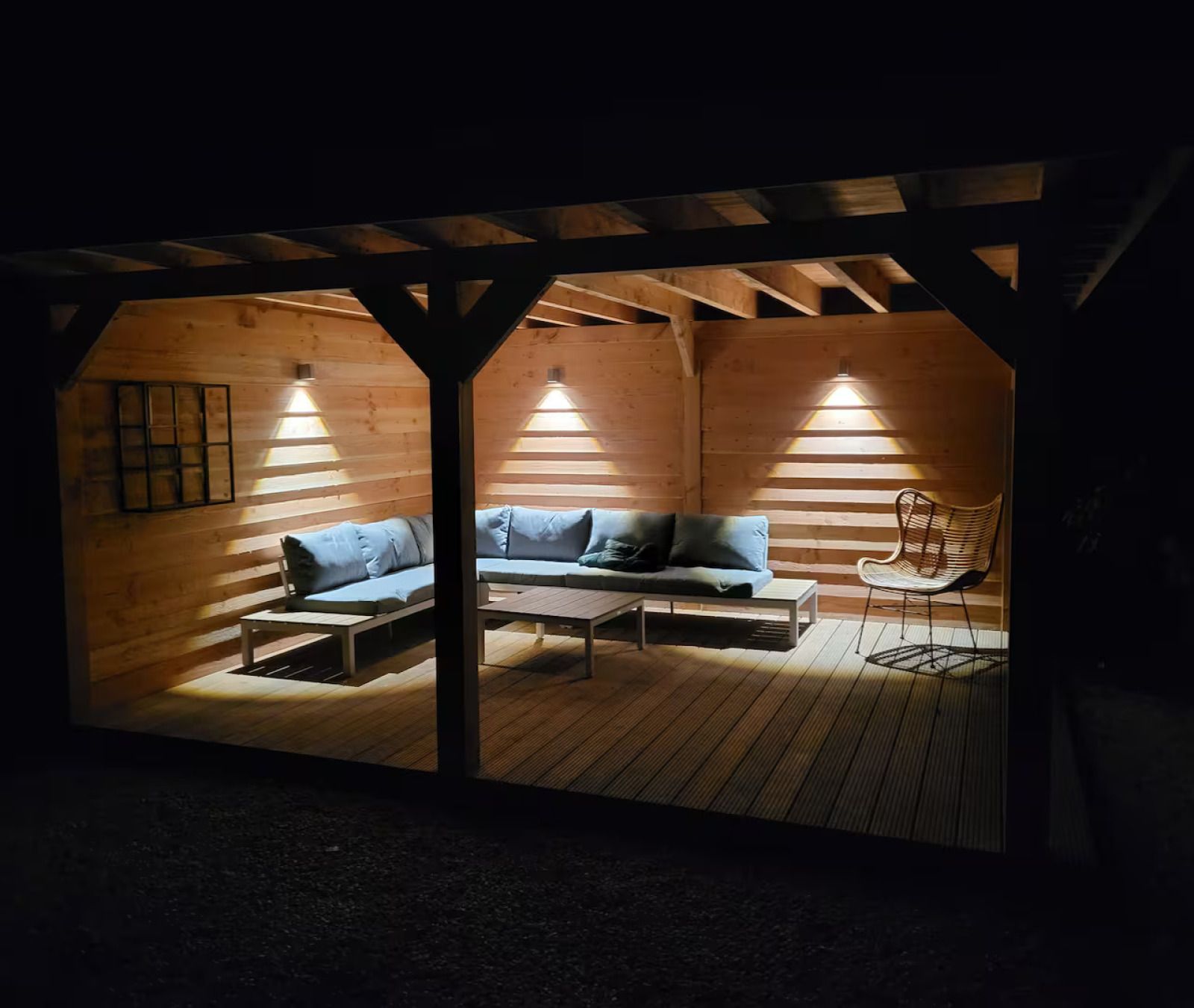 Ontspan op het ruime terras van vakantiehuis FR564 in Appelscha, omgeven door de serene Friese bossen van Friesland.