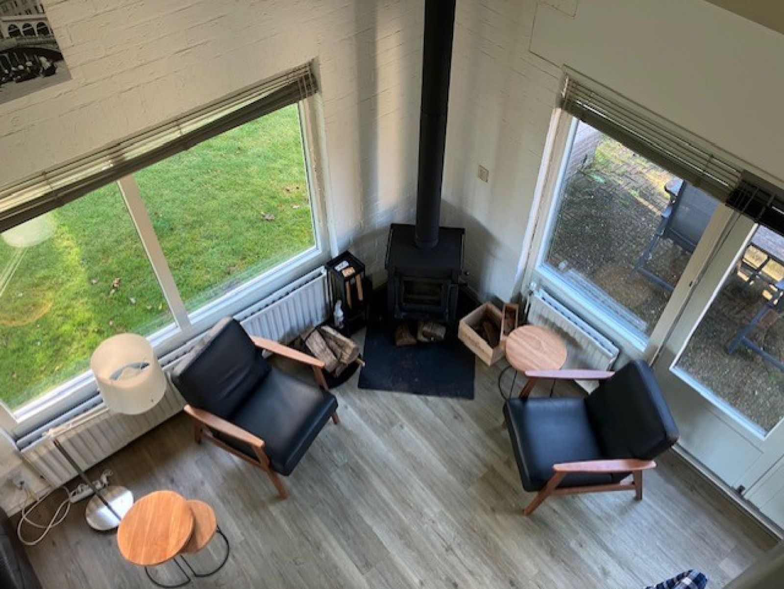 Radfahren durch die schoene Natur am FR433 in Appelscha, Friesische Waelder, Friesland.