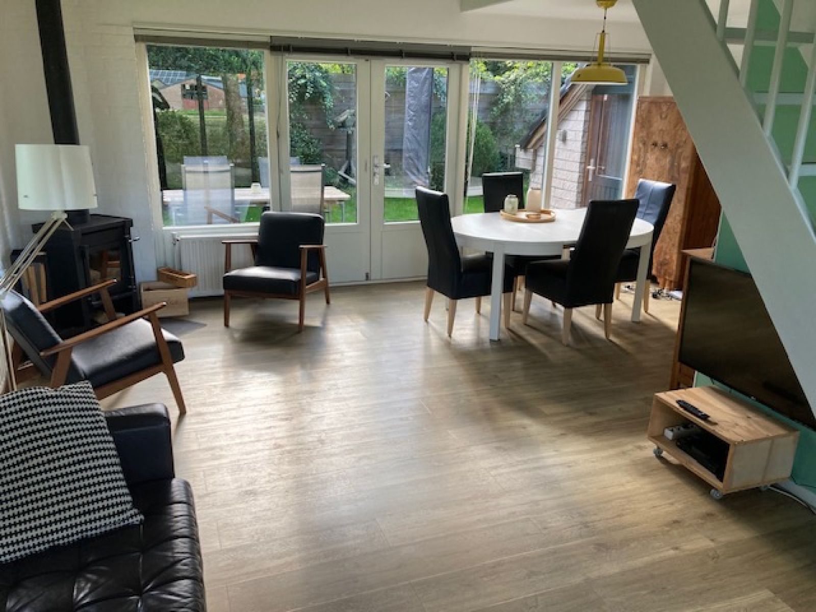 Gemuetliche Sitzecke mit Kaminofen im Ferienhaus FR433, Appelscha, Friesland.