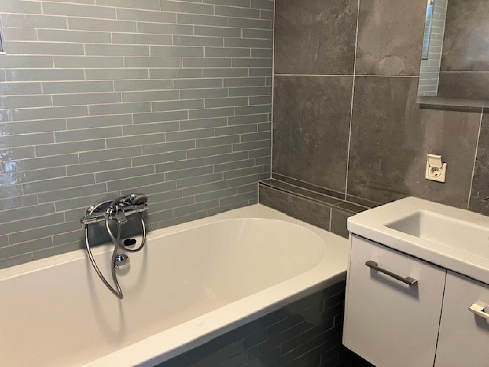 Mit dem Mountainbike durch die Waelder in der Naehe des Ferienhauses FR433 in Appelscha, Friesland.