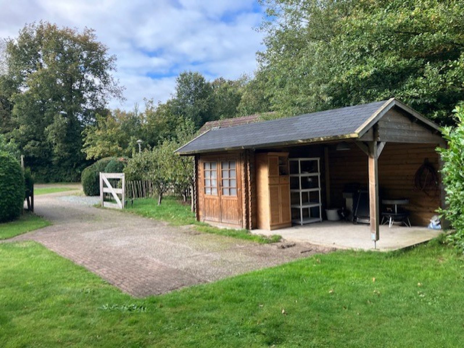Gemuetliche Gartenbank im Ferienhaus FR433 in Appelscha, umgeben von viel Gruen.
