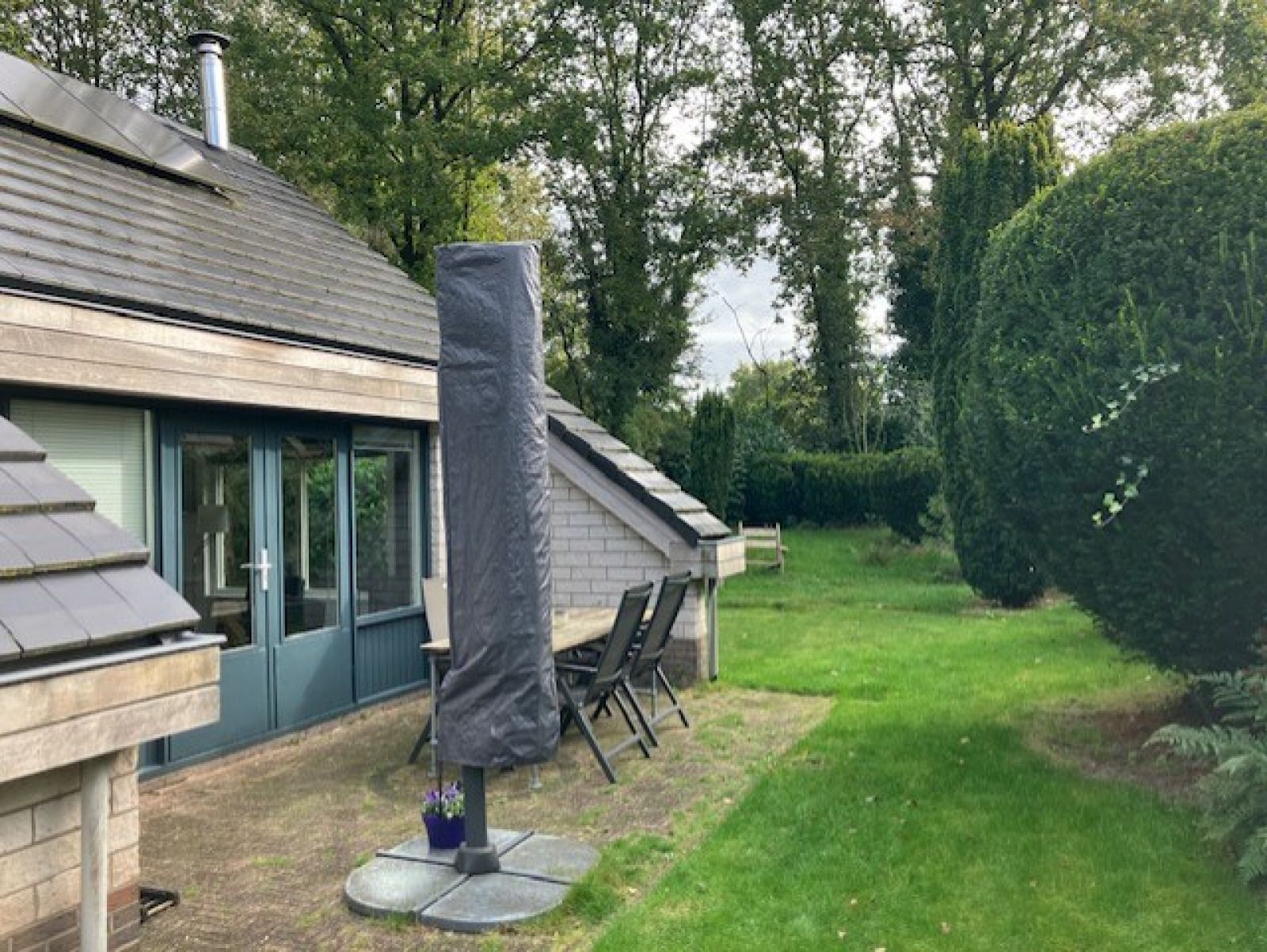 Moderne Kueche im Ferienhaus FR433, Appelscha, mit Blick in den Garten.