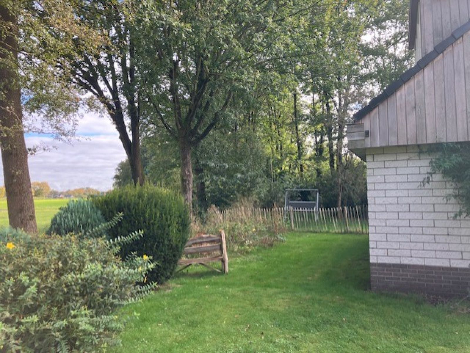 Rustikaler Holzzaun am Ferienhaus FR433 in Appelscha, Friesische Waelder.