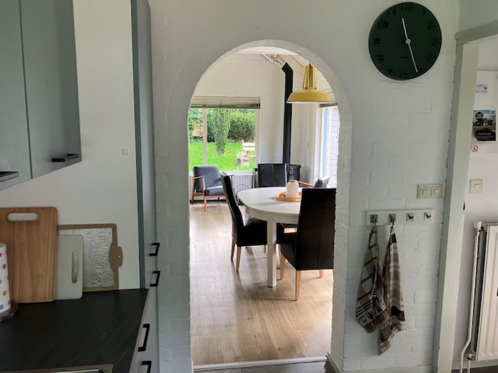 Gruener Garten mit Bank am Ferienhaus FR433, Appelscha, Friesland.