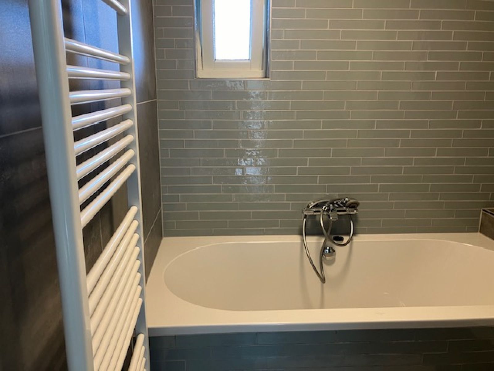 Sonnige Terrasse am Ferienhaus FR433 in Appelscha, umgeben von friesischer Natur.