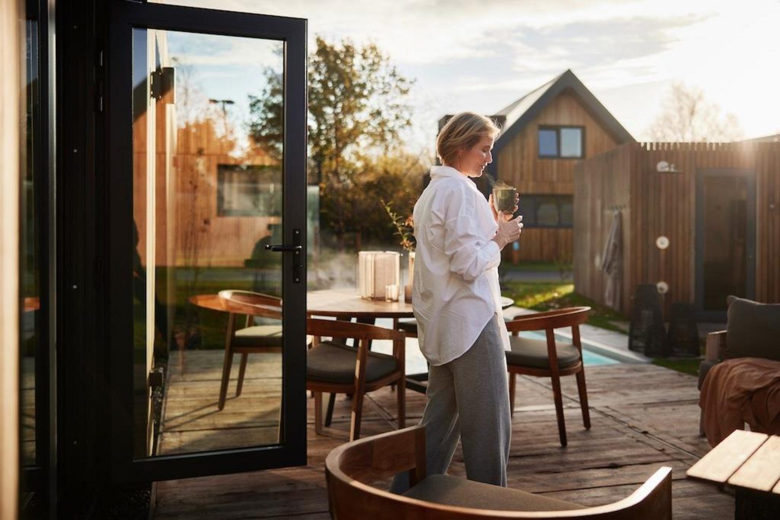 Fruehstueck auf der Terrasse von Unbrick One, Ferienhaus in Appelscha, Friesische Waelder.