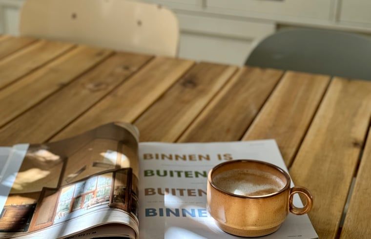 Ontspanning in Huisje in Appelscha, vakantiehuis in Friese bossen, met koffie en tijdschrift.