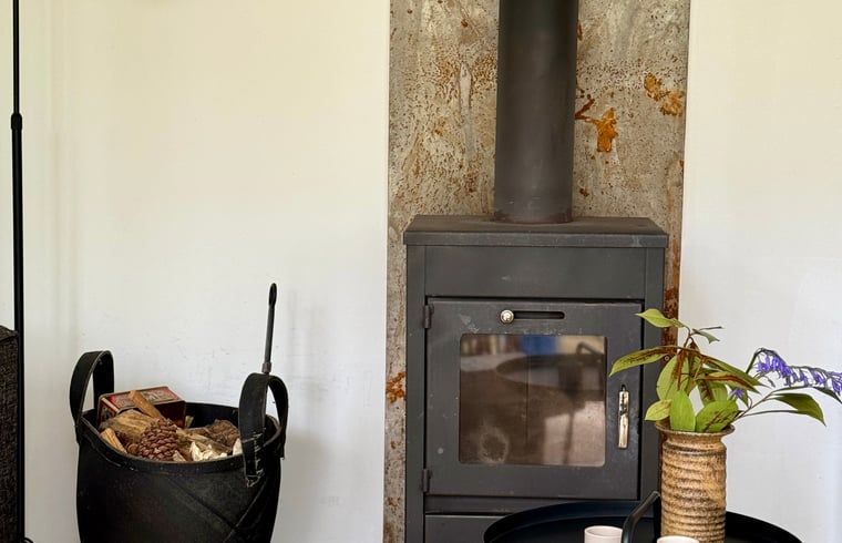 Gezellige houtkachel in Huisje in Appelscha, vakantiehuis in Friesland, perfect voor koude avonden.