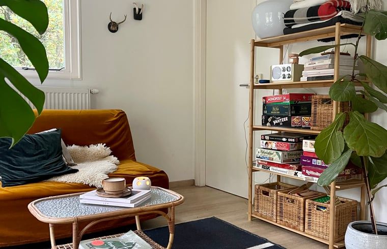 Speelhoek in Huisje in Appelscha, vakantiehuis in Friesland, met bordspellen en comfortabele zithoek.