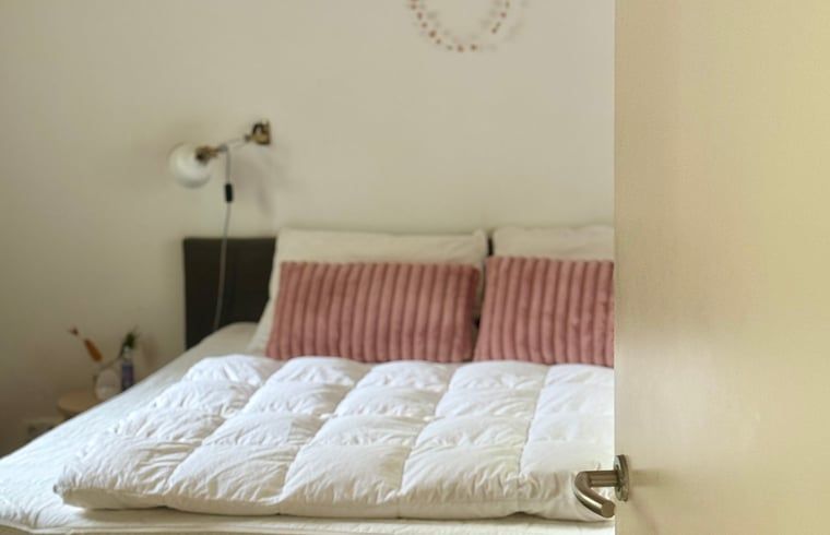 Hoofdslaapkamer in Huisje in Appelscha, vakantiehuis in Friesland, met comfortabele bedden en zachte kussens.