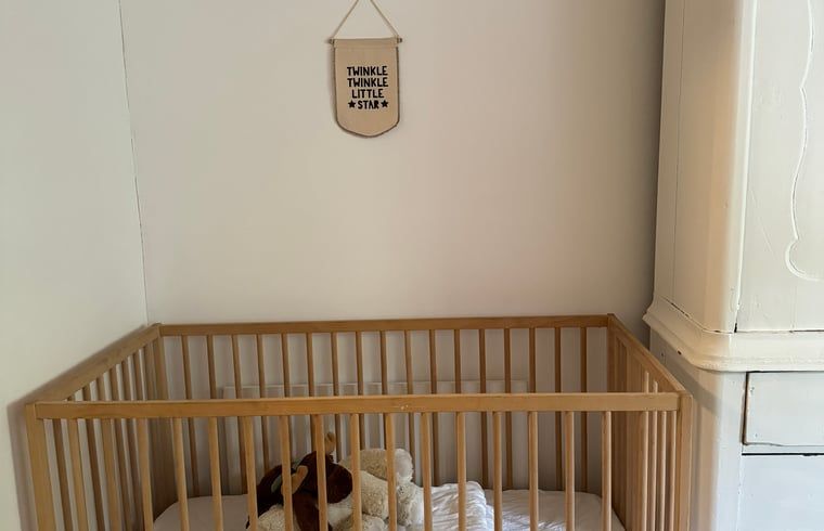 Kinderbedje in Huisje in Appelscha, vakantiehuis in Friese bossen, ideaal voor gezinnen.