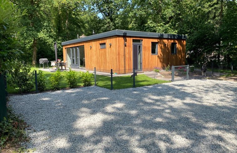 Ferienhaus in Appelscha, in den friesischen Waeldern von Friesland gelegen, mit moderner Holzfassade und grosser Terrasse.