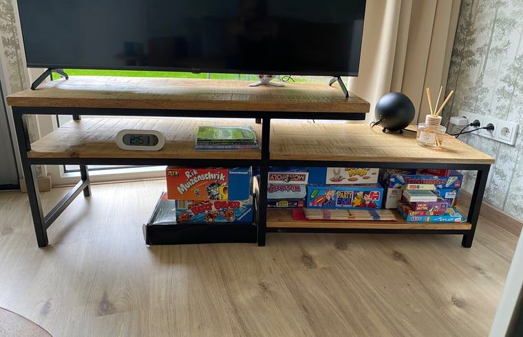 Unterhaltungsecke im Ferienhaus in Appelscha, mit Brettspielen und moderner Einrichtung in den friesischen Waeldern.