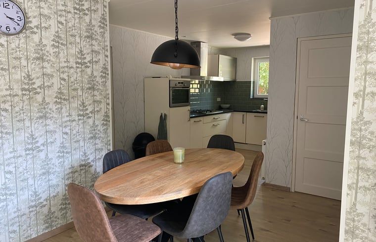 Essecke im Ferienhaus in Appelscha, mit moderner Kueche und gemuetlicher Atmosphaere in den friesischen Waeldern, Friesland.