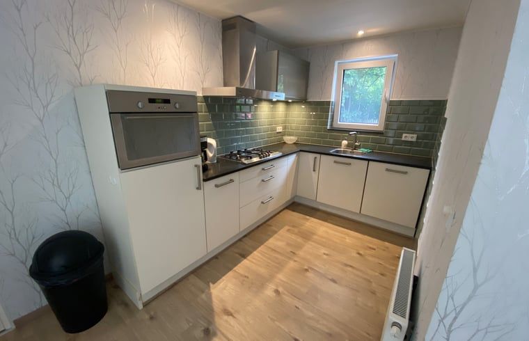 Moderne Kueche des Ferienhauses in Appelscha, voll ausgestattet und umgeben von friesischer Natur.