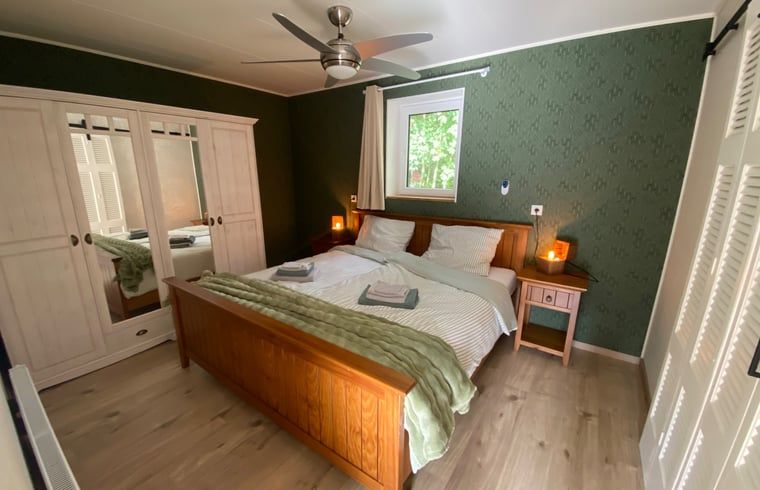 Schlafzimmer im Ferienhaus in Appelscha, mit bequemem Bett und warmer Einrichtung in den friesischen Waeldern.