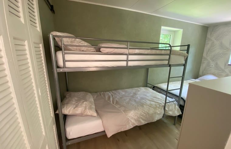 Kinderzimmer im Ferienhaus in Appelscha, mit Etagenbetten und verspielter Einrichtung im friesischen Wald.