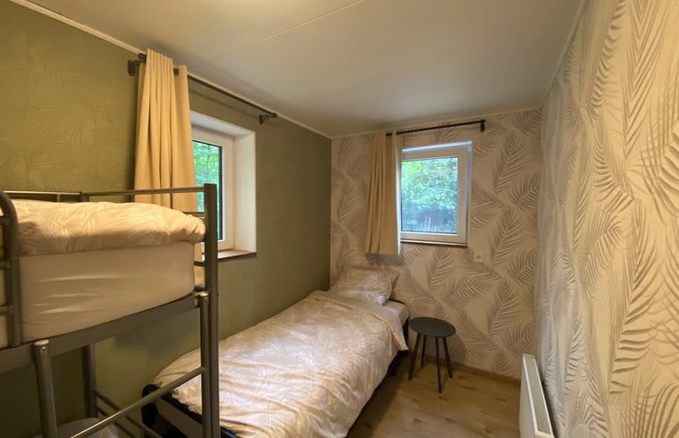 Ferienhaus in Appelscha, zweites Schlafzimmer mit Etagenbett und Blick auf die friesische Landschaft.