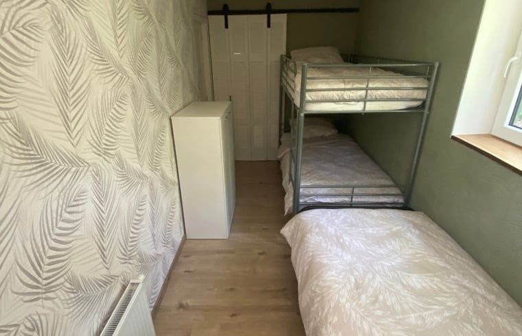 Gemuetliches Schlafzimmer im Ferienhaus in Appelscha, mit Doppelbett und hellem Dekor in Friesland.