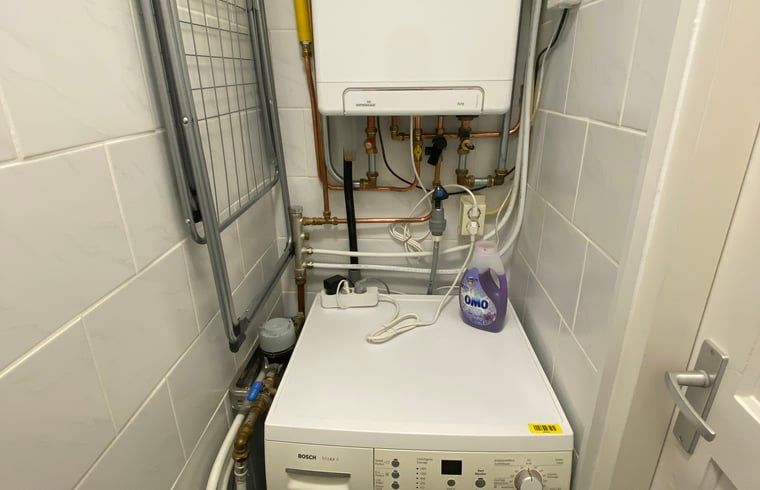 Lagerraum im Ferienhaus in Appelscha, mit Reinigungsmitteln und praktischer Einrichtung in Friesland.