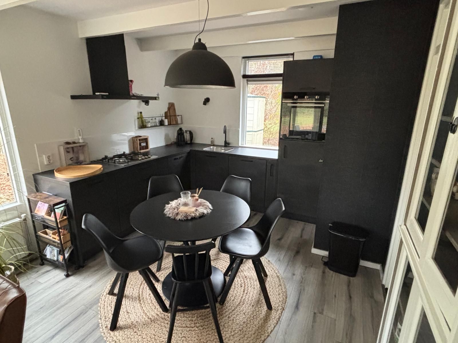 Moderne Kueche im Bungalow het Goudhaantje, Appelscha, Friesland. Gemuetliche Essecke mit schwarzen Akzenten in den friesischen Waeldern.