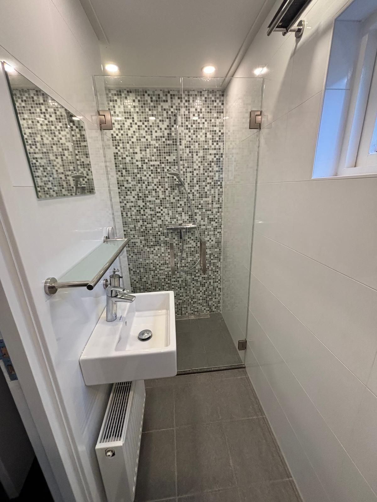 Modernes Badezimmer im Bungalow het Goudhaantje, Appelscha, in den friesischen Waeldern von Friesland. Stilvolles Ferienhaus mit luxurioesen Annehmlichkeiten.