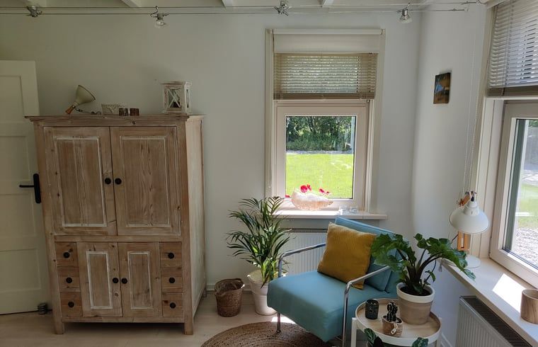 Stijlvolle binnenruimte van Vakantiehuisje in Ruigahuizen met comfortabele zitplek, Friesland.