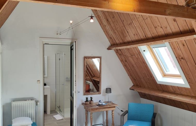 Knusse zolderkamer in Vakantiehuisje in Ruigahuizen met houten details in Friesland.