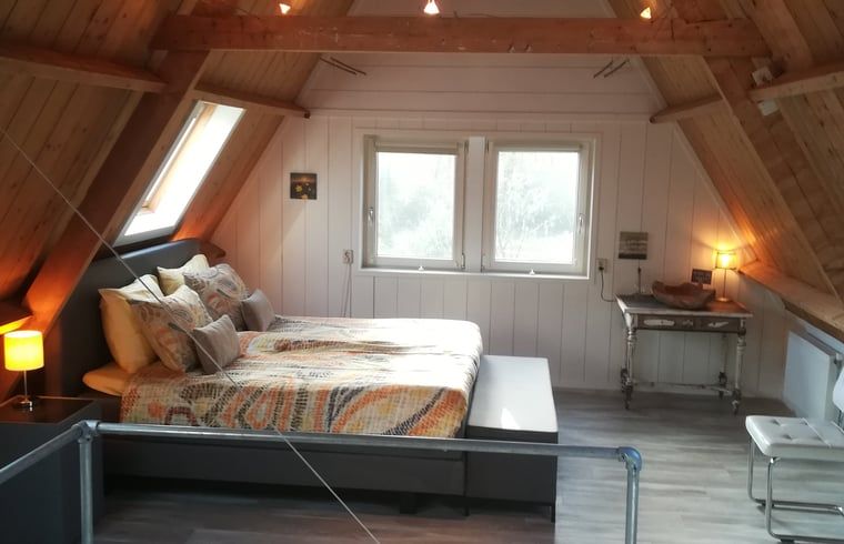 Gezellige slaapkamer op zolder in Vakantiehuisje in Ruigahuizen, rustieke charme in Friesland.