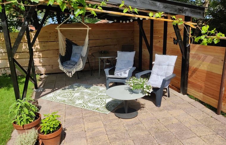 Gezellig terras bij Vakantiehuisje in Ruigahuizen, ideaal voor ontspanning in Friesland.