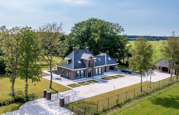 Rustiek vakantiehuisje in Bakkeveen omgeven door Friese bossen, ideaal voor natuurliefhebbers.