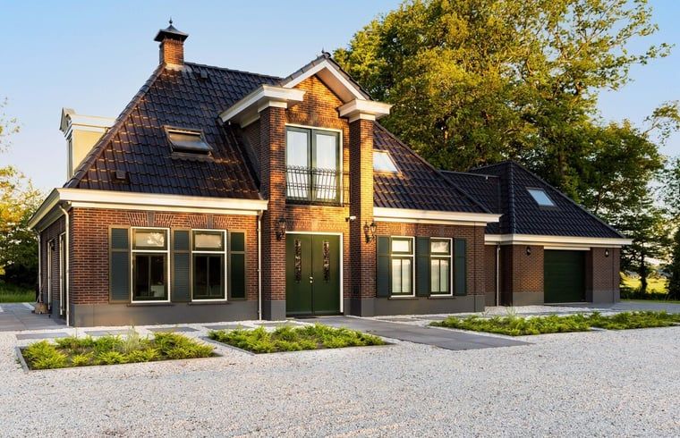 Charmant vakantiehuisje in Bakkeveen met traditionele architectuur in de Friese bossen.