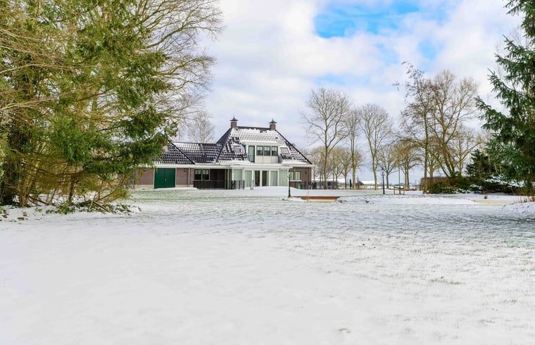 Vakantiehuisje in Bakkeveen in winters landschap, omgeven door Friese natuur.