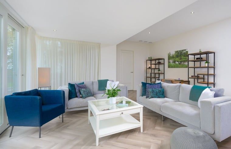 Gezellige zithoek in vakantiehuisje in Bakkeveen, omgeven door Friese bossen.