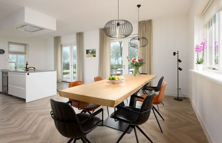 Eetkamer in vakantiehuisje in Bakkeveen, met uitzicht op de Friese omgeving.