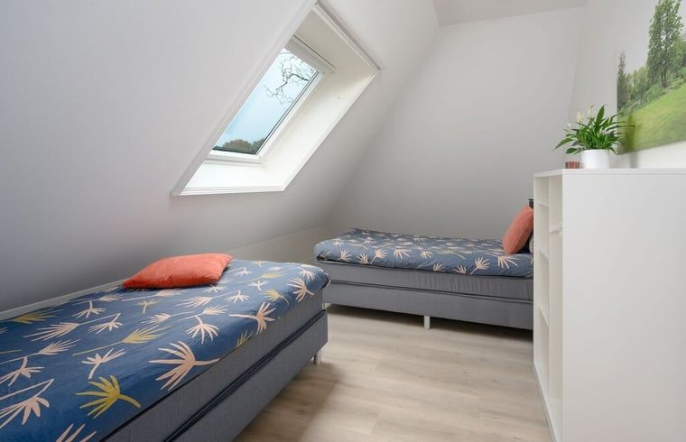 Knusse slaapkamer met dakraam in vakantiehuisje in Bakkeveen, Friesland.
