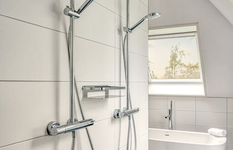 Moderne douche in badkamer van vakantiehuisje in Bakkeveen, met uitzicht.