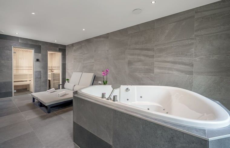 Wellnessruimte met jacuzzi in vakantiehuisje in Bakkeveen, perfect voor ontspanning.