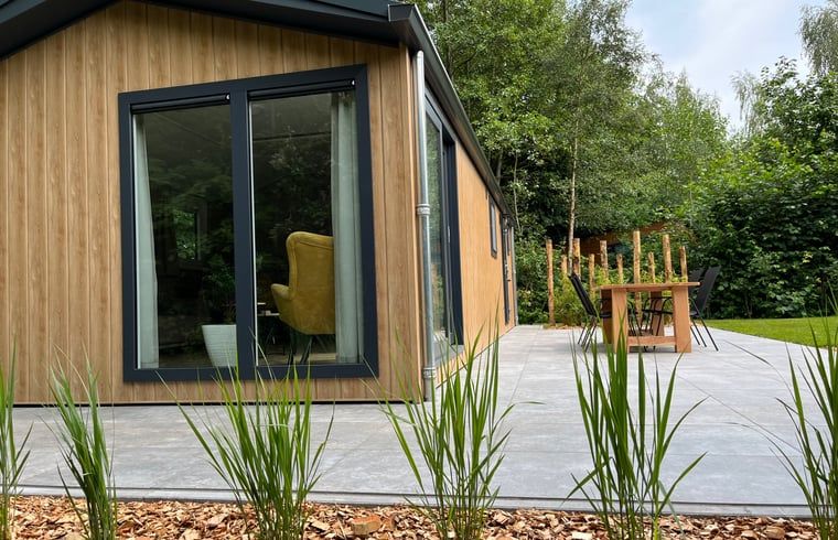 Ferienhaus in Oosterwolde mit moderner Veranda in den friesischen Waeldern, Friesland.