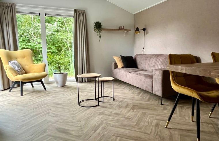 Stilvolles Wohnzimmer im Ferienhaus in Oosterwolde mit Blick auf die friesischen Waelder.