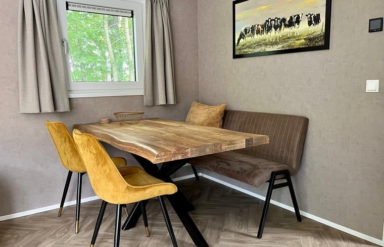 Essecke im Ferienhaus in Oosterwolde mit Holztisch und Gemaelde, Friesland.