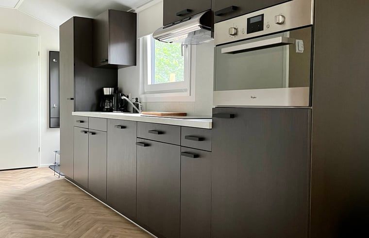 Moderne Kueche im Ferienhaus in Oosterwolde, voll ausgestattet, Friesland.