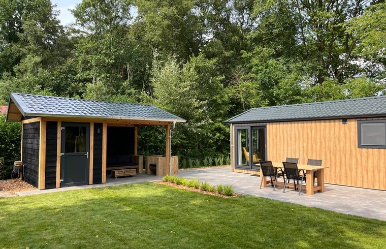 Ferienhaus in Oosterwolde mit Terrasse und Scheune, umgeben von friesischen Waeldern.