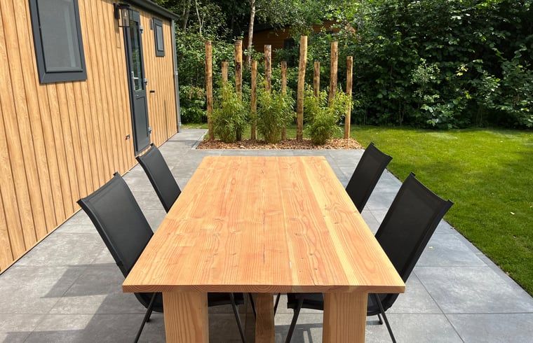 Esstisch aus Holz auf der Terrasse eines Ferienhauses in Oosterwolde, Friesland.