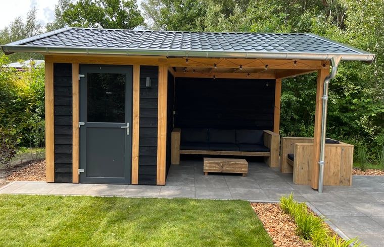 Ueberdachter Sitzbereich im Ferienhaus in Oosterwolde mit bequemen Sofas, Friesland.