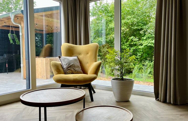 Bequemer Stuhl am Fenster im Ferienhaus in Oosterwolde, Friesische Waelder.